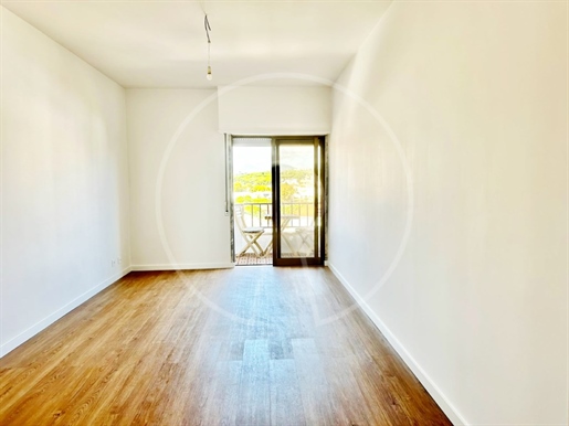 Investitionsmöglichkeit renovierte 2-Zimmer-Wohnung in Estoril