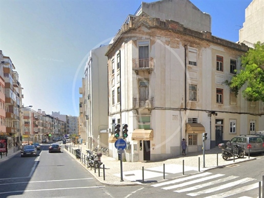 Apartamento de 2+1 dormitorios para recuperar en São Domingos de Benfica, Lisboa
