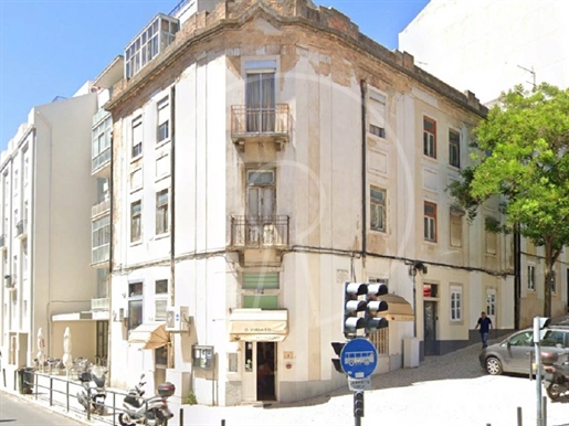 Apartamento de 2+1 dormitorios para recuperar en São Domingos de Benfica, Lisboa