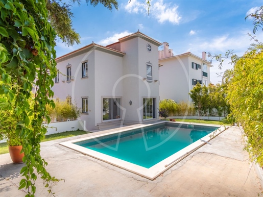 6+2 bedroom villa with garden and swimming pool, located in Estoril