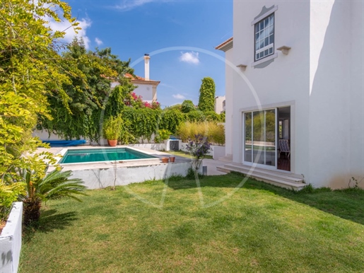 6+2 bedroom villa with garden and swimming pool, located in Estoril