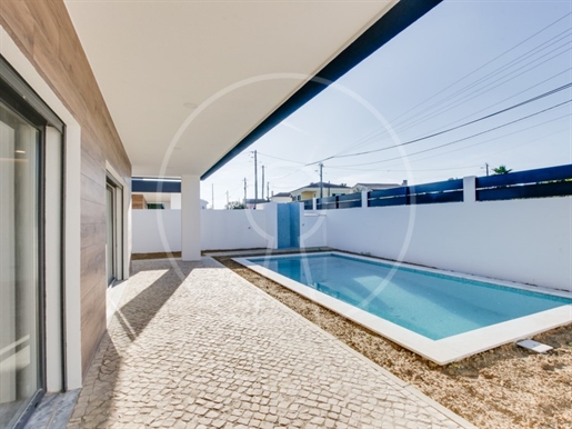 Villa de plain-pied avec 4 chambres, piscine et jardin à Azeitão