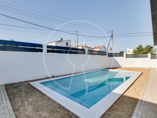 Single storey villa with 4 bedrooms, pool and garden in Azeitão