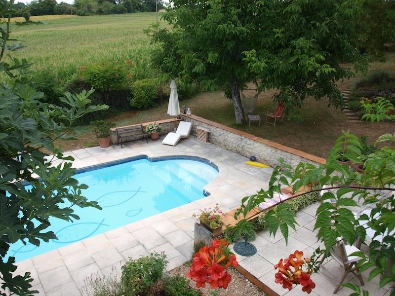 Beautiful house with swimming pool. House with garden, cottage and swimming pool