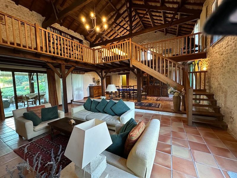 Beautiful house with swimming pool. House with garden, cottage and swimming pool