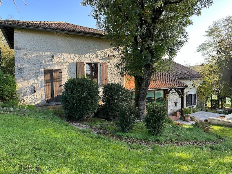 Beautiful house with swimming pool. House with garden, cottage and swimming pool