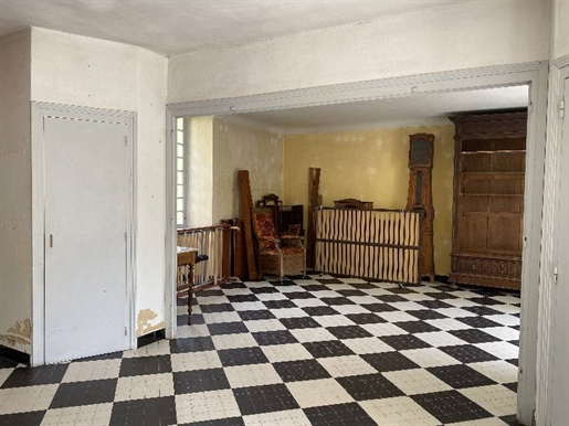 House
Located just 5 minutes from Lalinde, this elegant mansion with its d