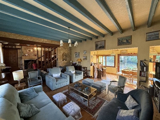 House
In the heart of a village with shops, this charming stone family house will seduce with