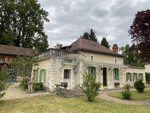 House
Immerse yourself in the enchanting atmosphere of Trémolat with this magnificent house nestle