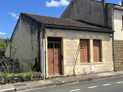 Maison De VILLE
Cette maison en pierre de plain-pied dans le centre de Lalinde et qui possède un ja