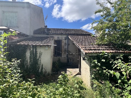 Maison De VILLE
Cette maison en pierre de plain-pied dans le centre de Lalinde et qui possède un ja