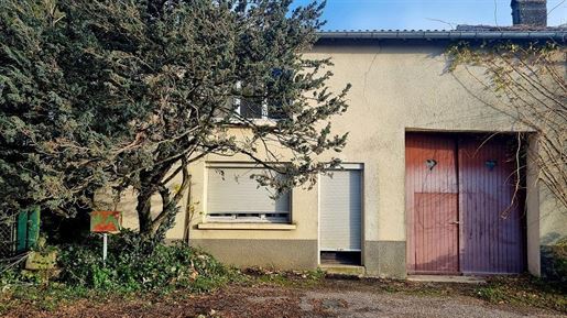 Old detached farmhouse with outbuildings on a beautiful plot of 8,330 m² - €87,000