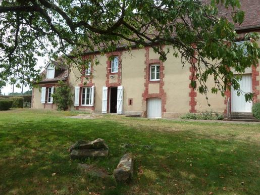 At the gates of the Aigle (61) overlooking the Risle valley, large family house - €336,000