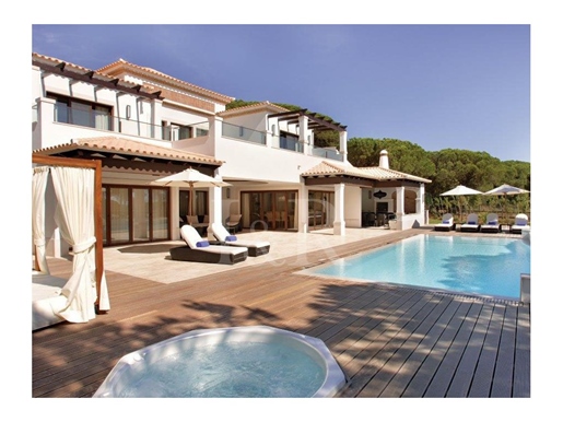 4-Bedroom villa with pool and private garden in Pine Cliffs Resort, Algarve