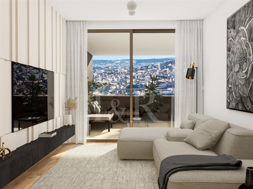 2 bedroom apartment with large balcony and parking in Vila Nova de Gaia