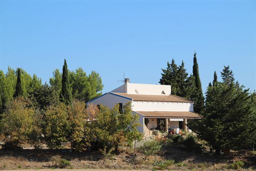 Villa with sought-after architecture, on a plot of 1205 M2 dominant with a 180° view