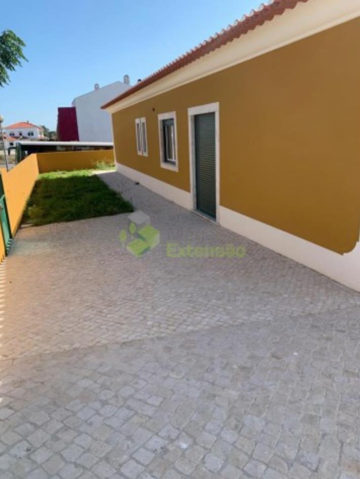  Independent house T4, in the center of Cadaval, single storey, with patio