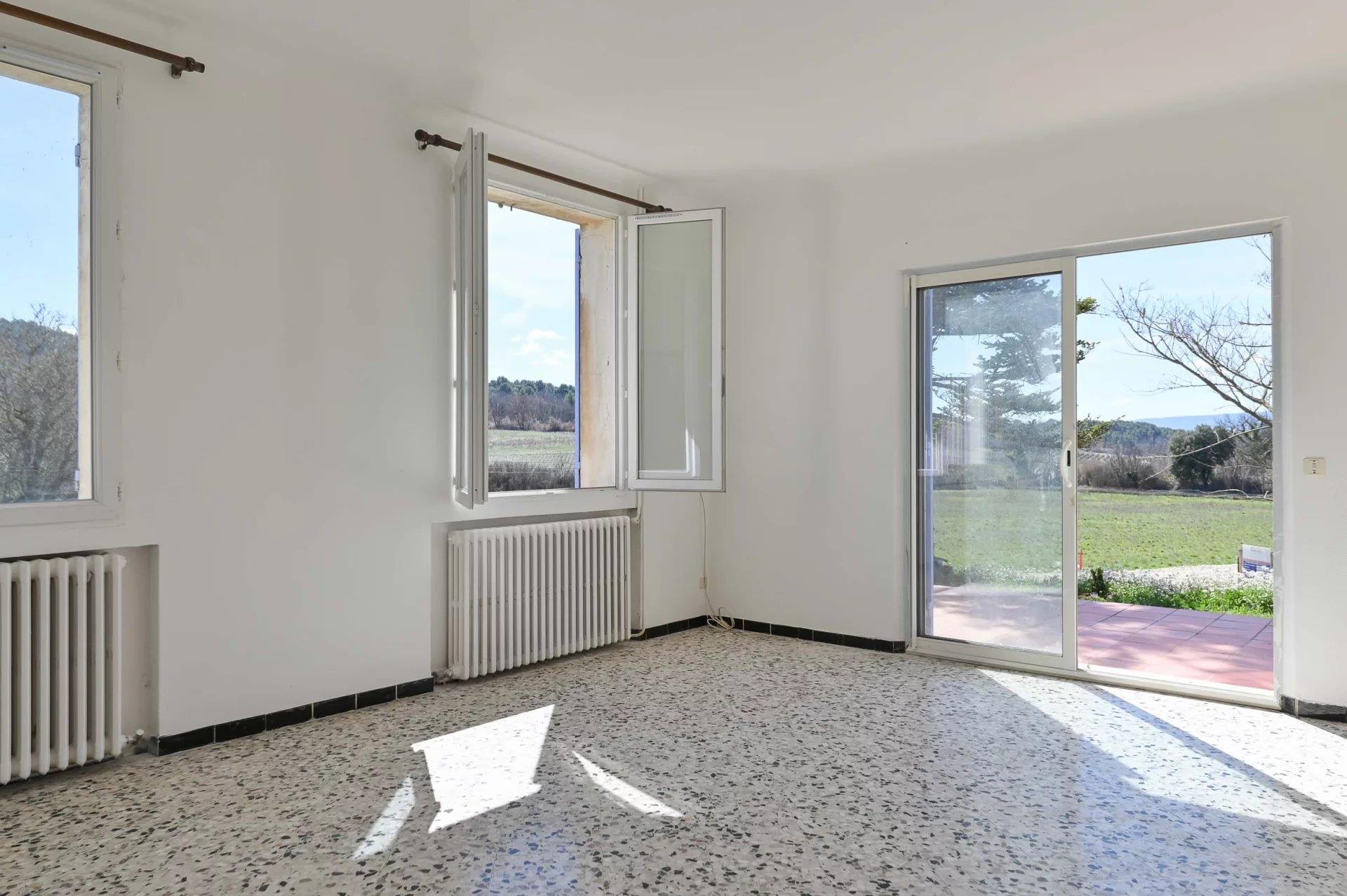House with a view in Gargas