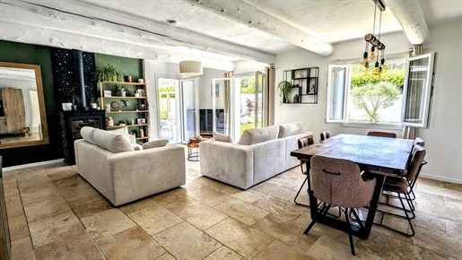 Large bright villa + T2 in a sought-after hamlet in the north of Aix en Pro