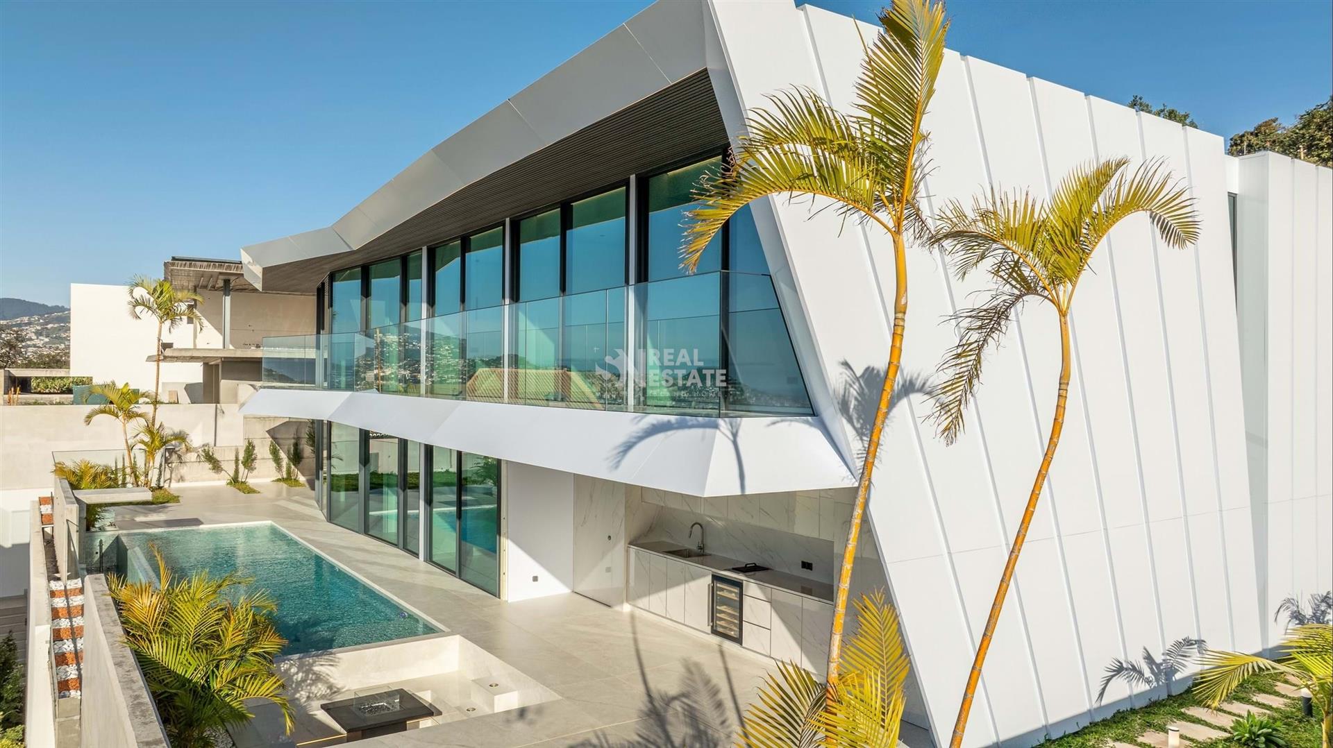 4 Bedroom House | Swimming Pool | View Of The Bay Of Funchal