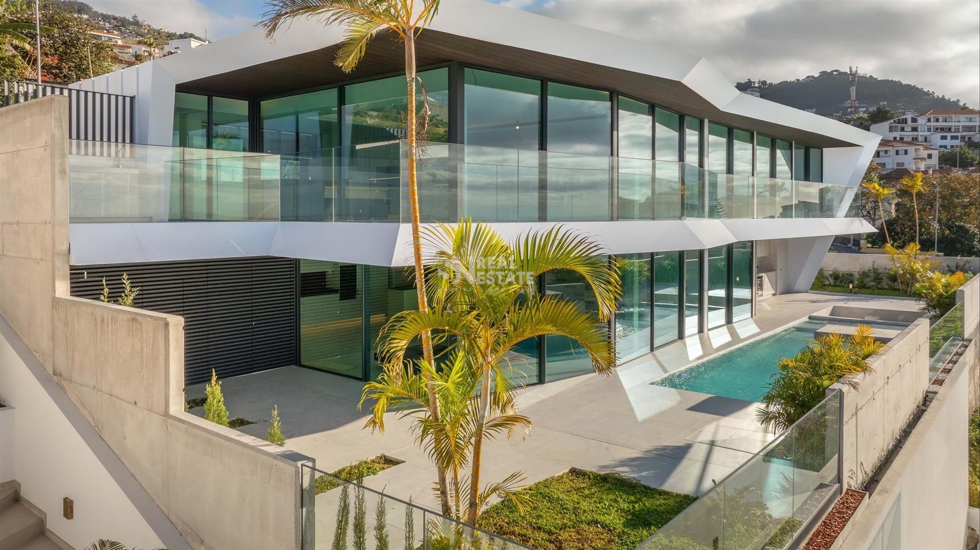 4 Bedroom House | Swimming Pool | View Of The Bay Of Funchal