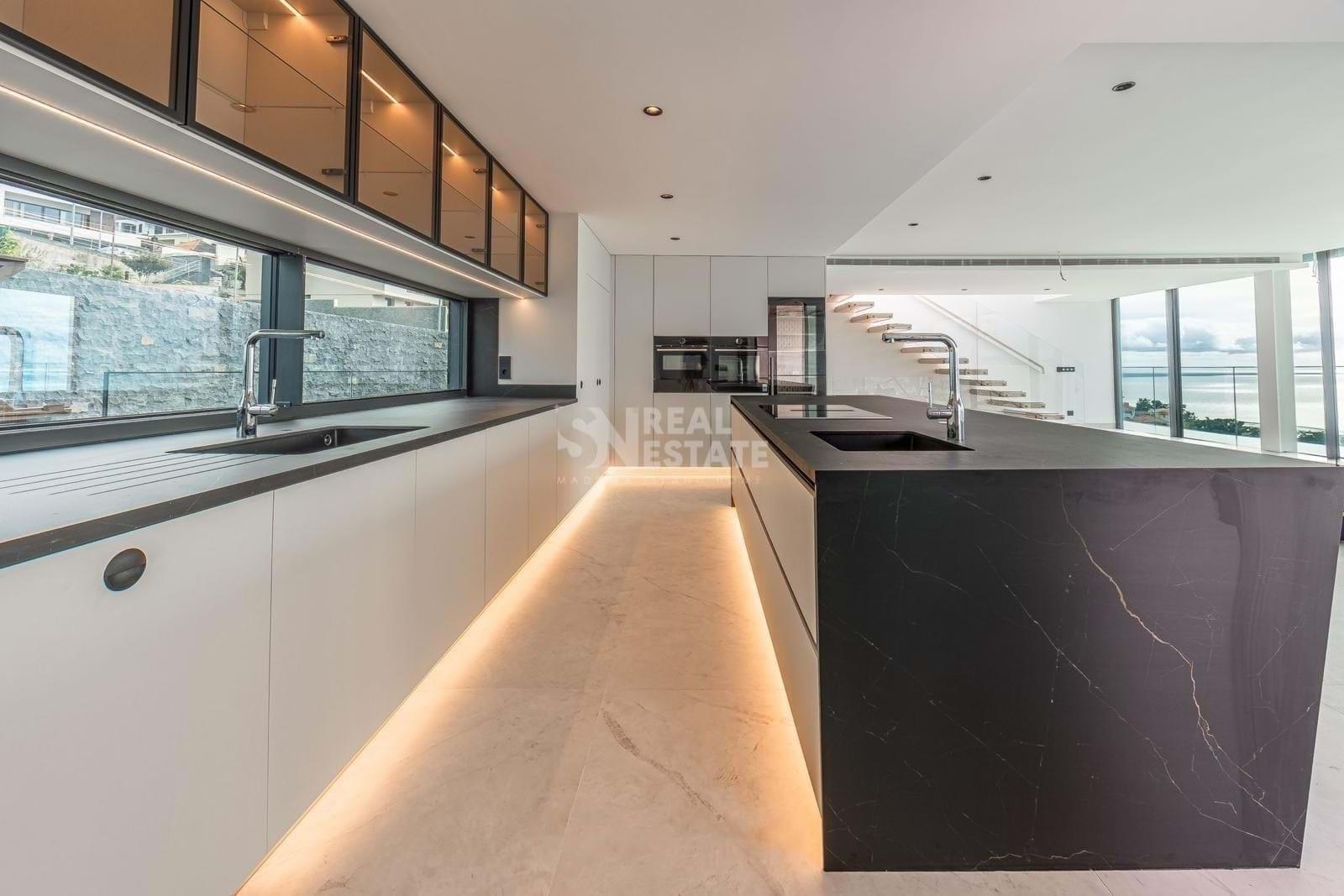 4 Bedroom House | Swimming Pool | View Of The Bay Of Funchal