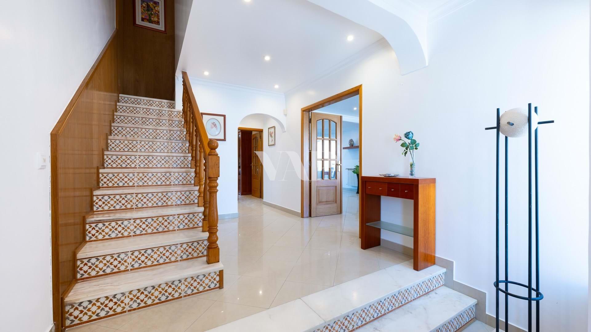 Villa reformada de 4 dormitorios en una tranquila zona residencial – Loulé