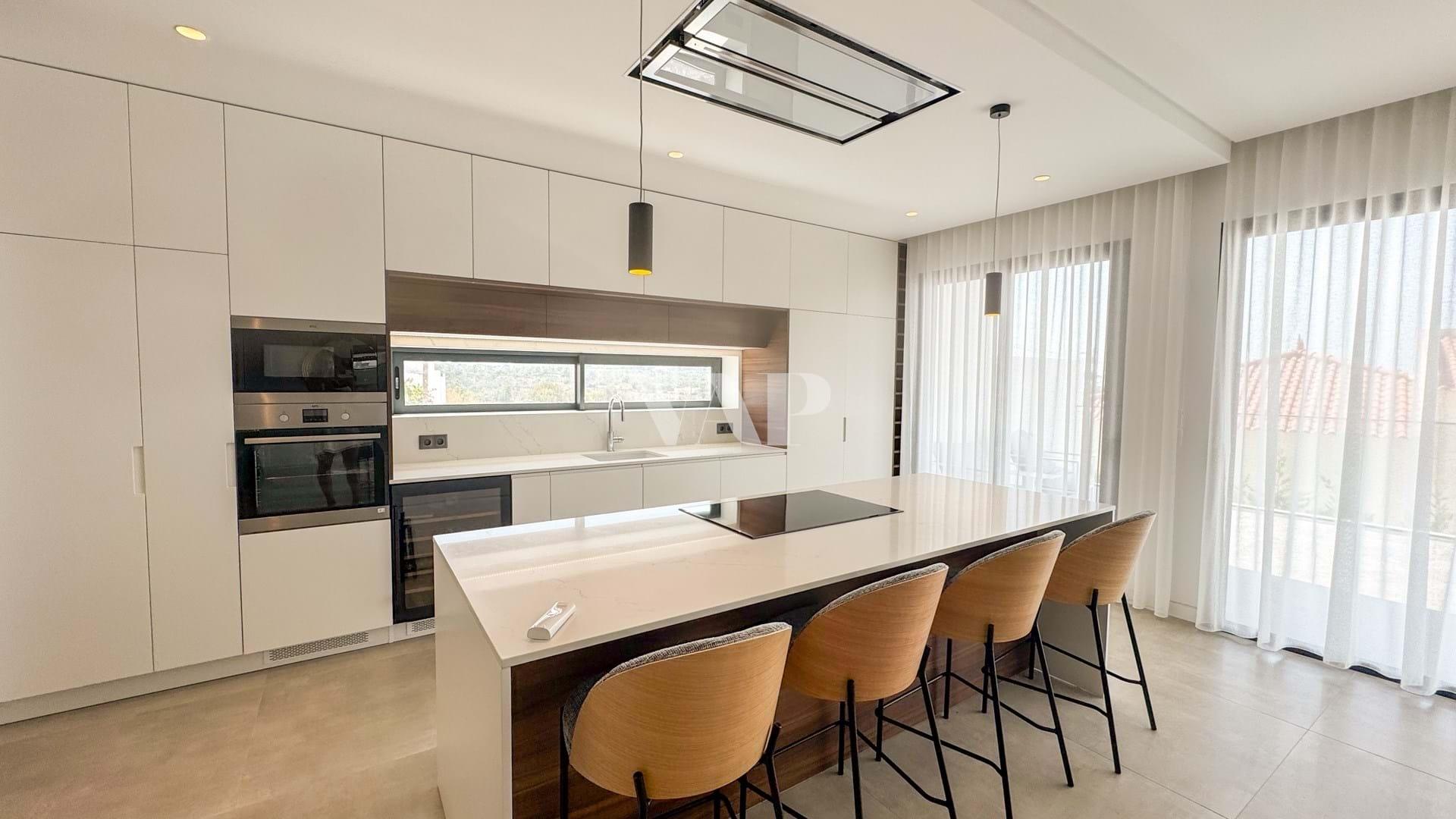 Villa mit 4+1 Schlafzimmern in einer geschlossenen Wohnanlage mit Gemeinschaftspool, Boliqueime