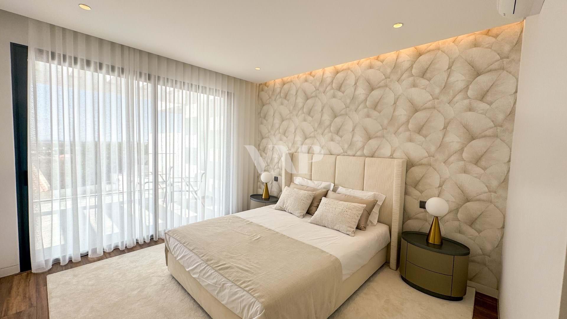 Villa mit 4+1 Schlafzimmern in einer geschlossenen Wohnanlage mit Gemeinschaftspool, Boliqueime