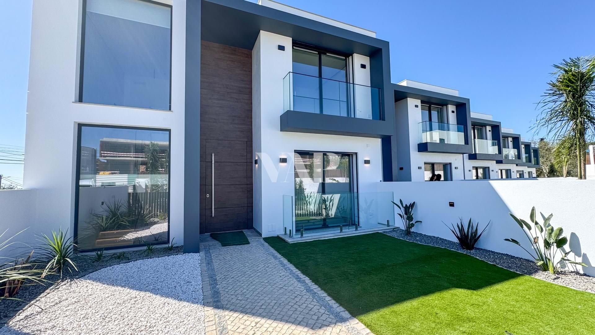 Villa mit 4+1 Schlafzimmern in einer geschlossenen Wohnanlage mit Gemeinschaftspool, Boliqueime