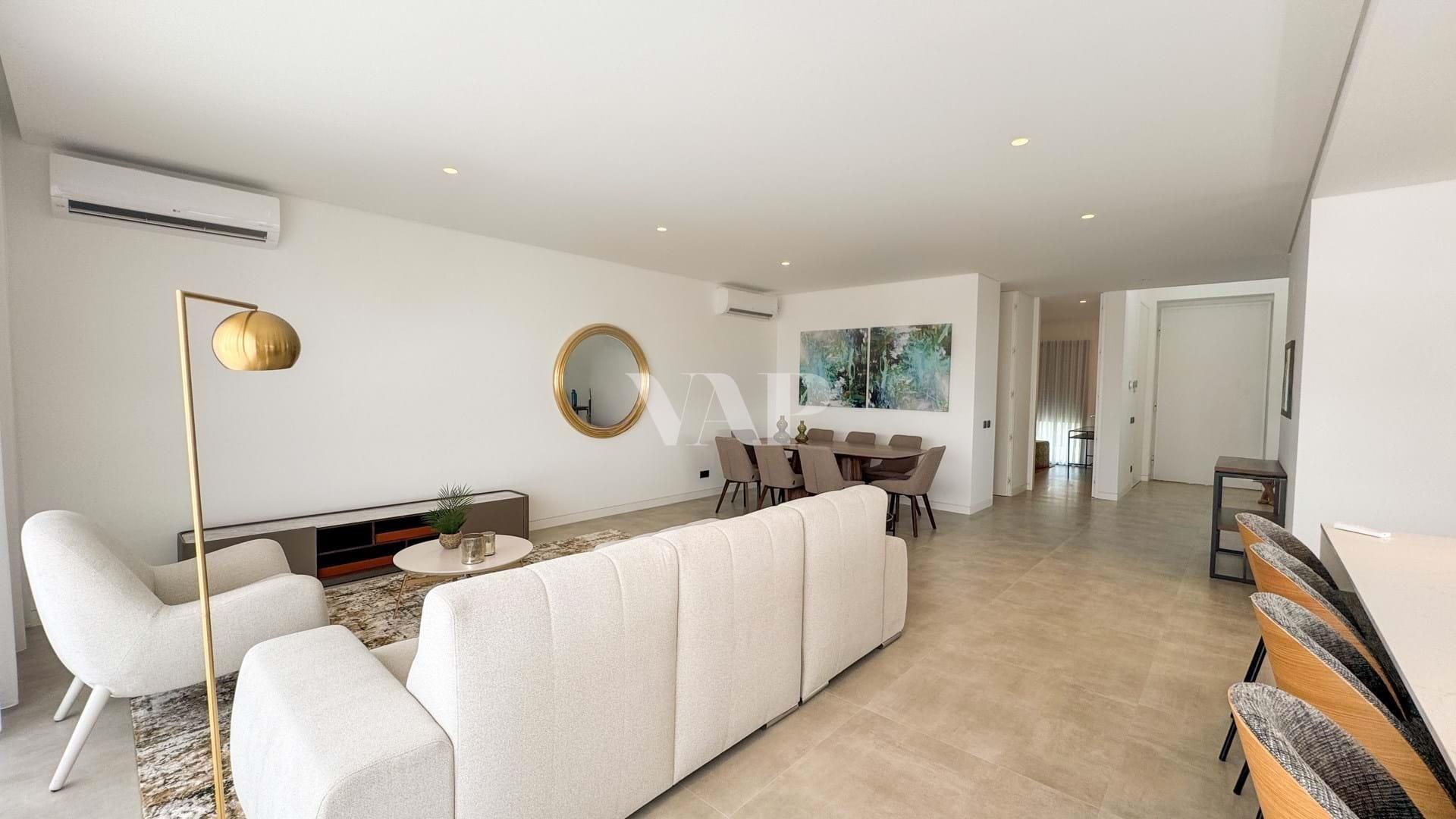 Villa mit 4+1 Schlafzimmern in einer geschlossenen Wohnanlage mit Gemeinschaftspool, Boliqueime