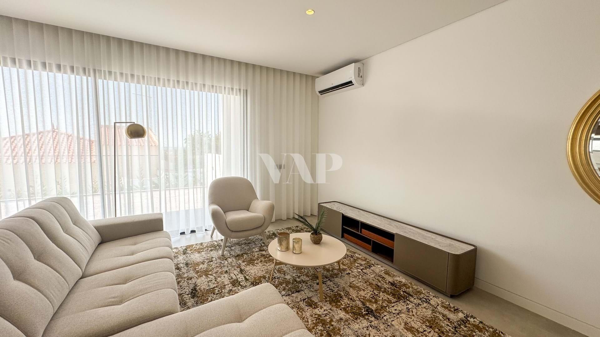 Villa mit 4+1 Schlafzimmern in einer geschlossenen Wohnanlage mit Gemeinschaftspool, Boliqueime
