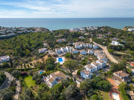 Villa med 3 sovrum i turistiskt condominium 1 km från stranden i Carvoeiro