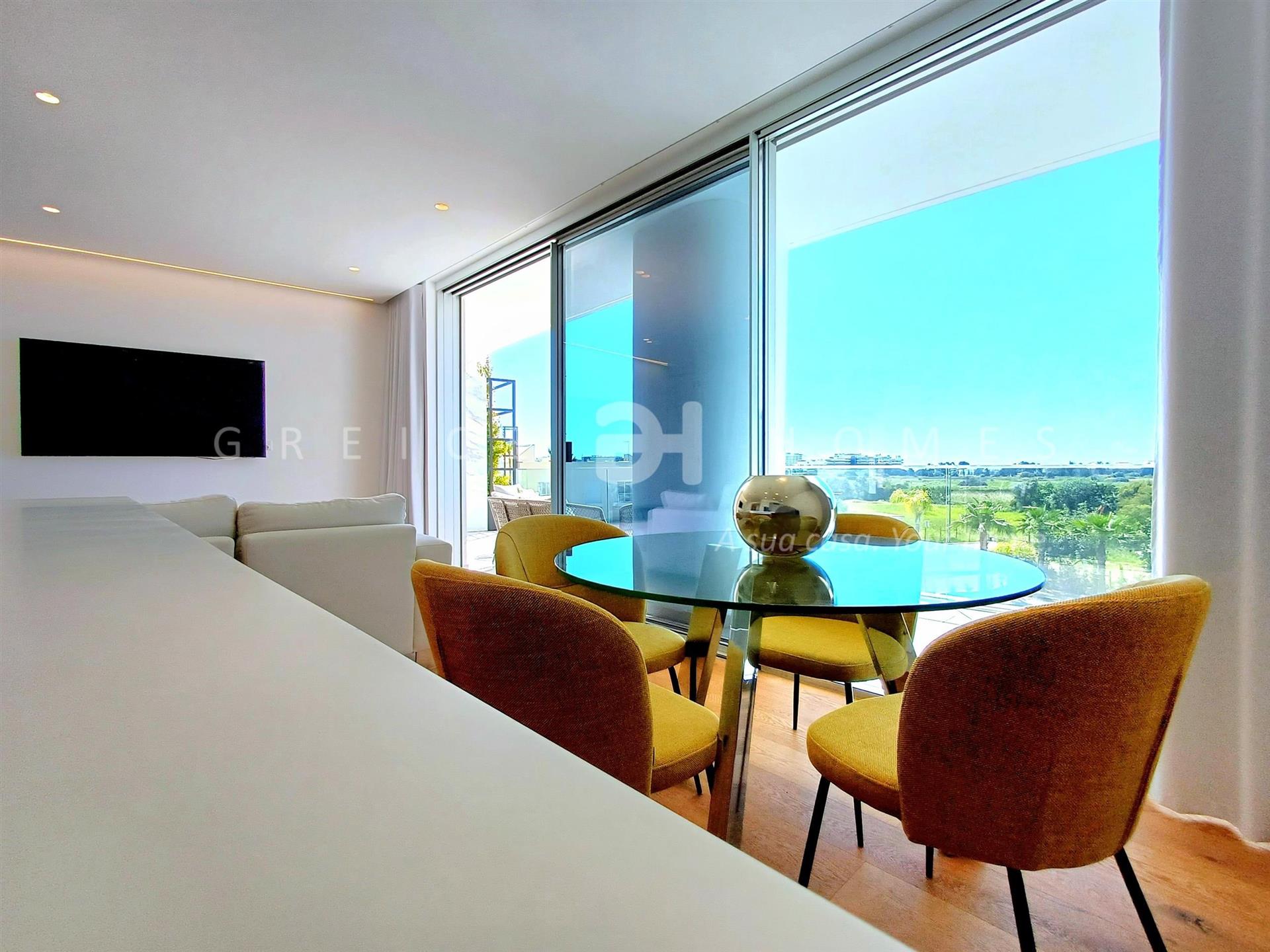 À Vendre Appartement De 3 Chambres Au Dernier Étage Dans Le Quartier Privilégié De Vilamoura