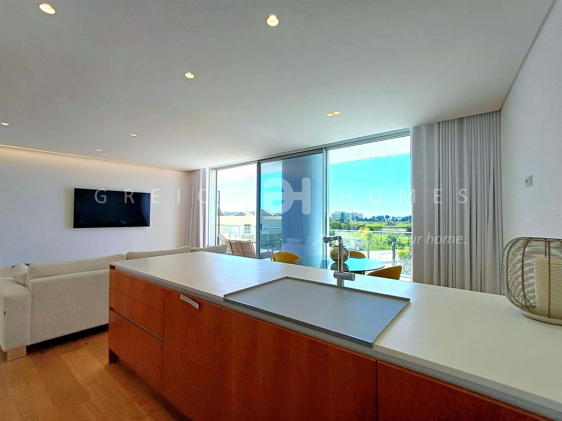 À Vendre Appartement De 3 Chambres Au Dernier Étage Dans Le Quartier Privilégié De Vilamoura