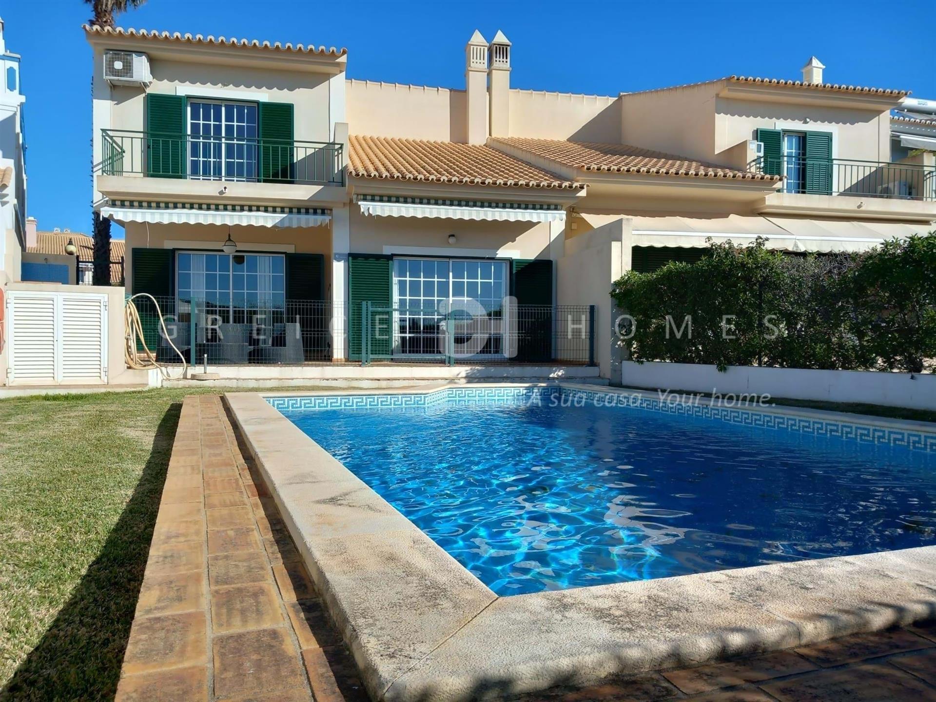 A Vendre Villa De 3 Chambres Avec Piscine À Vilamoura