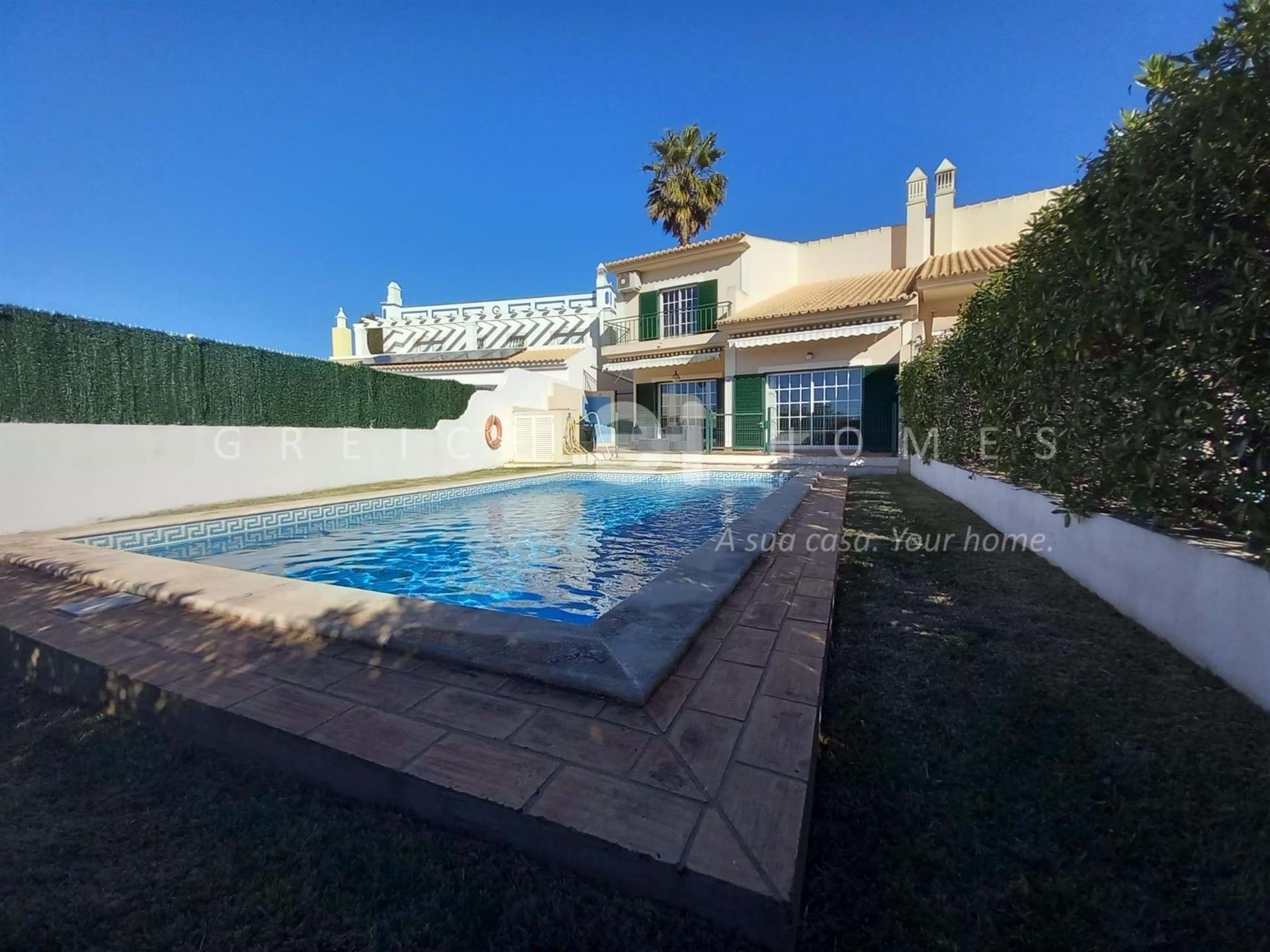 A Vendre Villa De 3 Chambres Avec Piscine À Vilamoura