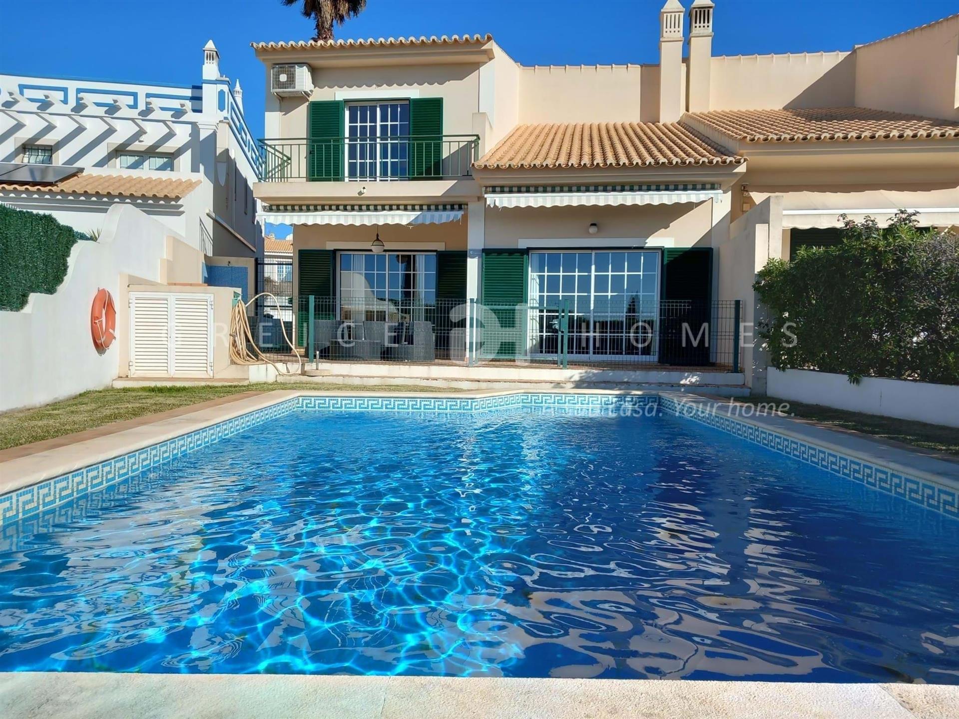 A Vendre Villa De 3 Chambres Avec Piscine À Vilamoura
