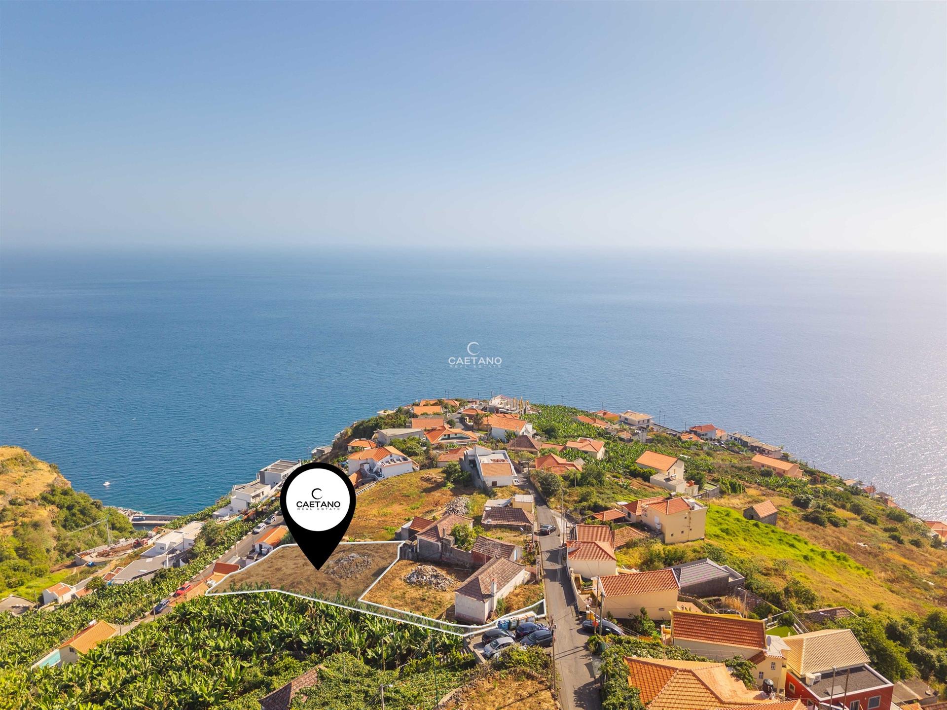 Land with 1200m2 - Calheta