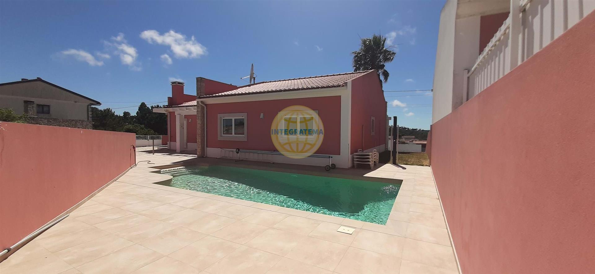 Single storey 3 bedroom villa with pool near Caldas da Rainha