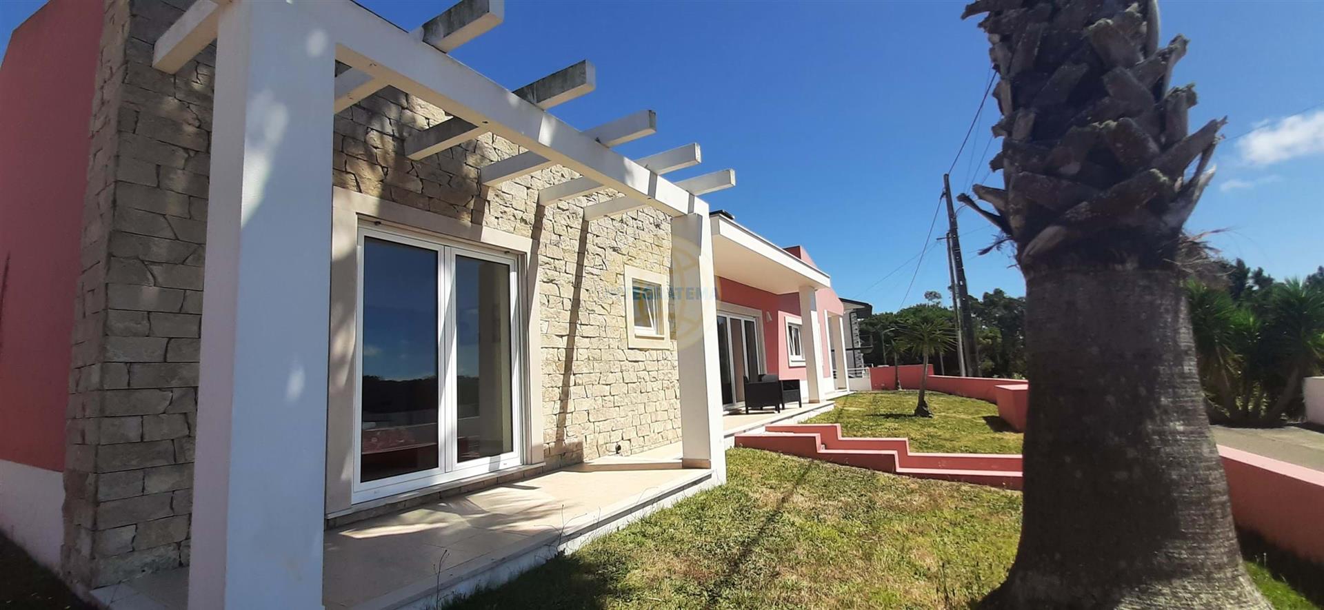 Single storey 3 bedroom villa with pool near Caldas da Rainha