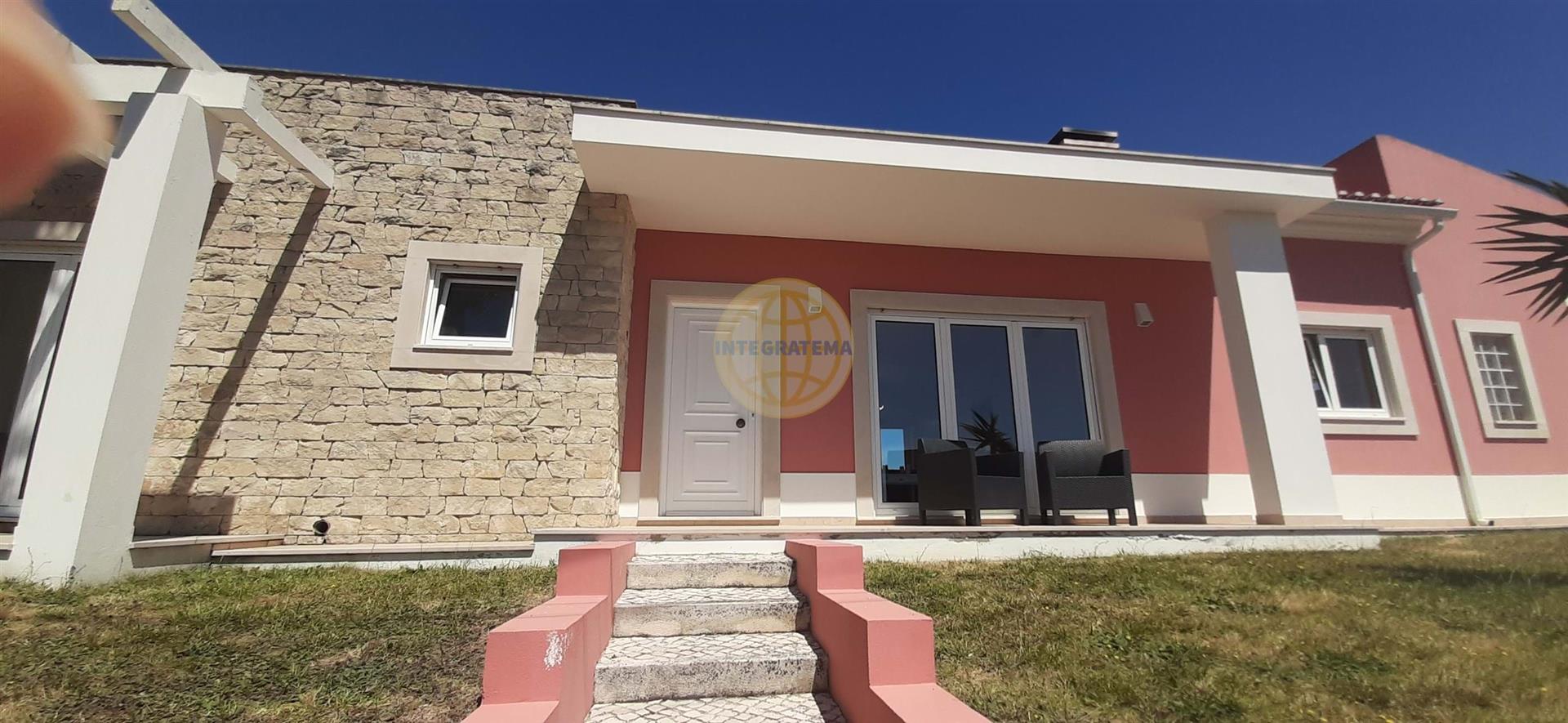 Single storey 3 bedroom villa with pool near Caldas da Rainha