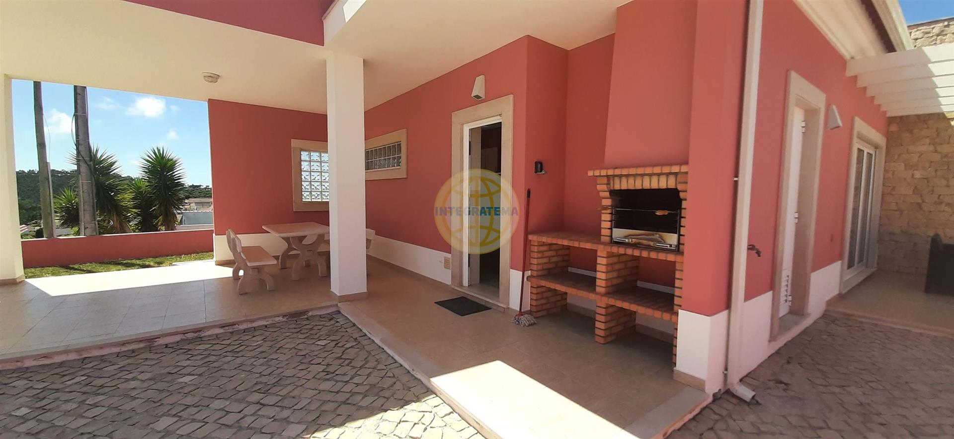 Single storey 3 bedroom villa with pool near Caldas da Rainha
