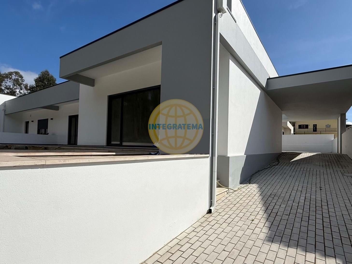 4 bedroom semi-detached house with garden space - Rio Maior