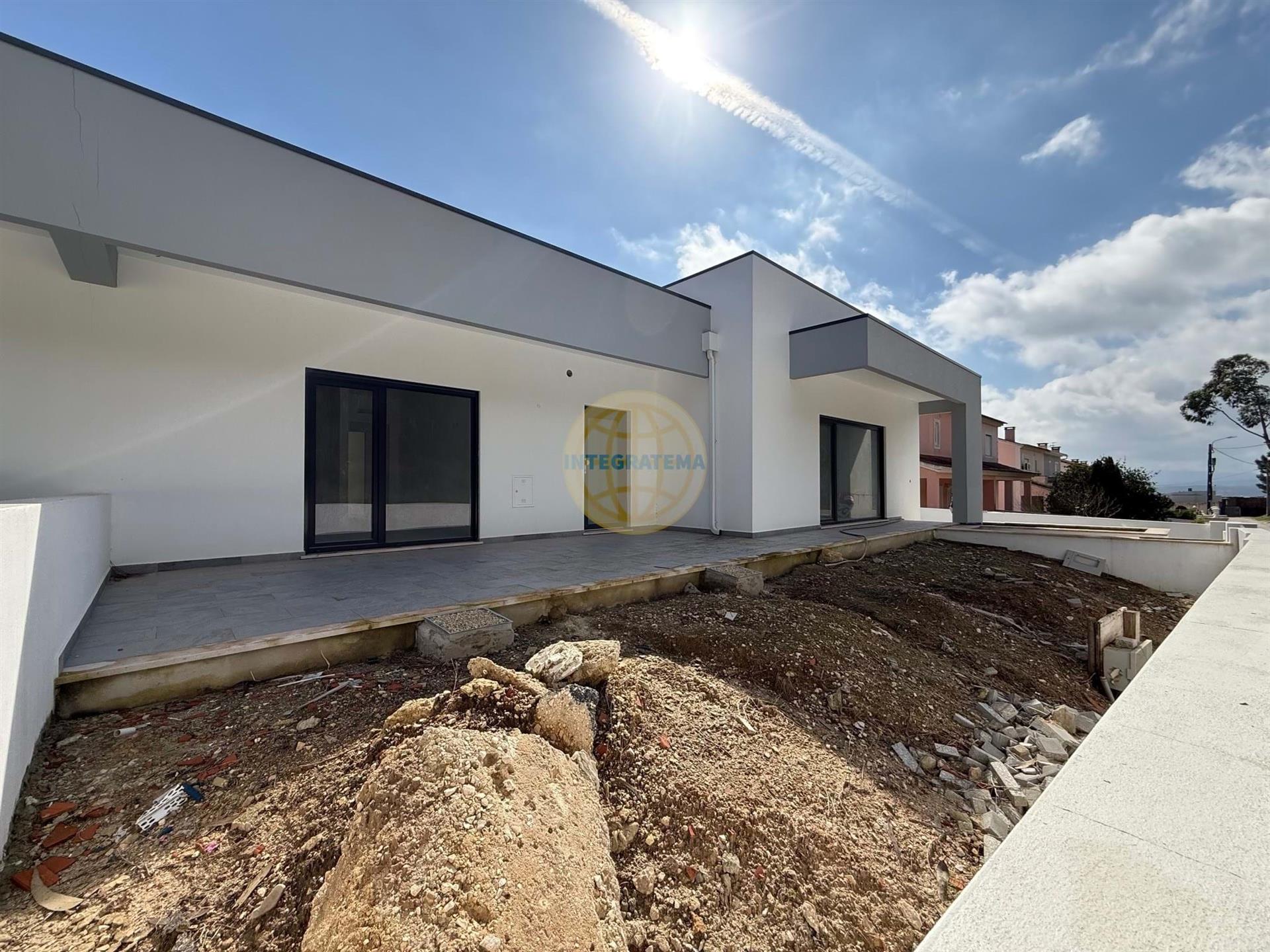 4 bedroom semi-detached house with garden space - Rio Maior