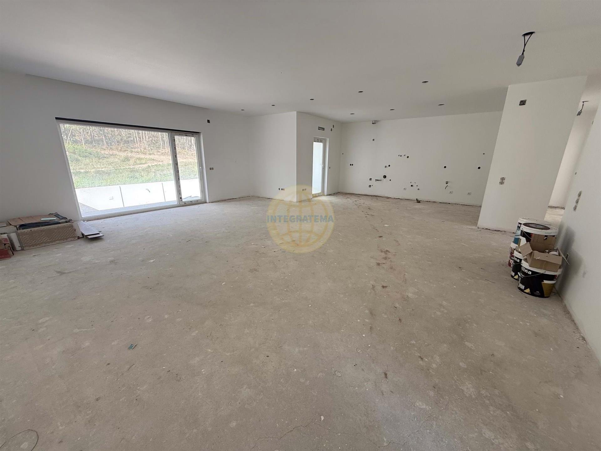 4 bedroom semi-detached house with garden space - Rio Maior