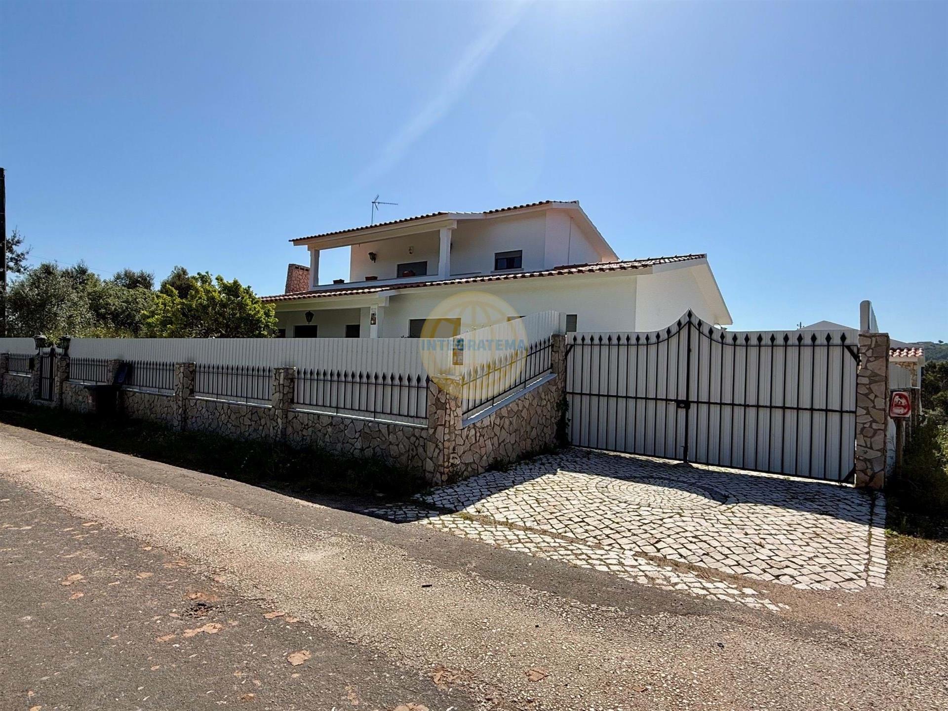 Moradia individual com anexos, piscina, armazéns e terreno