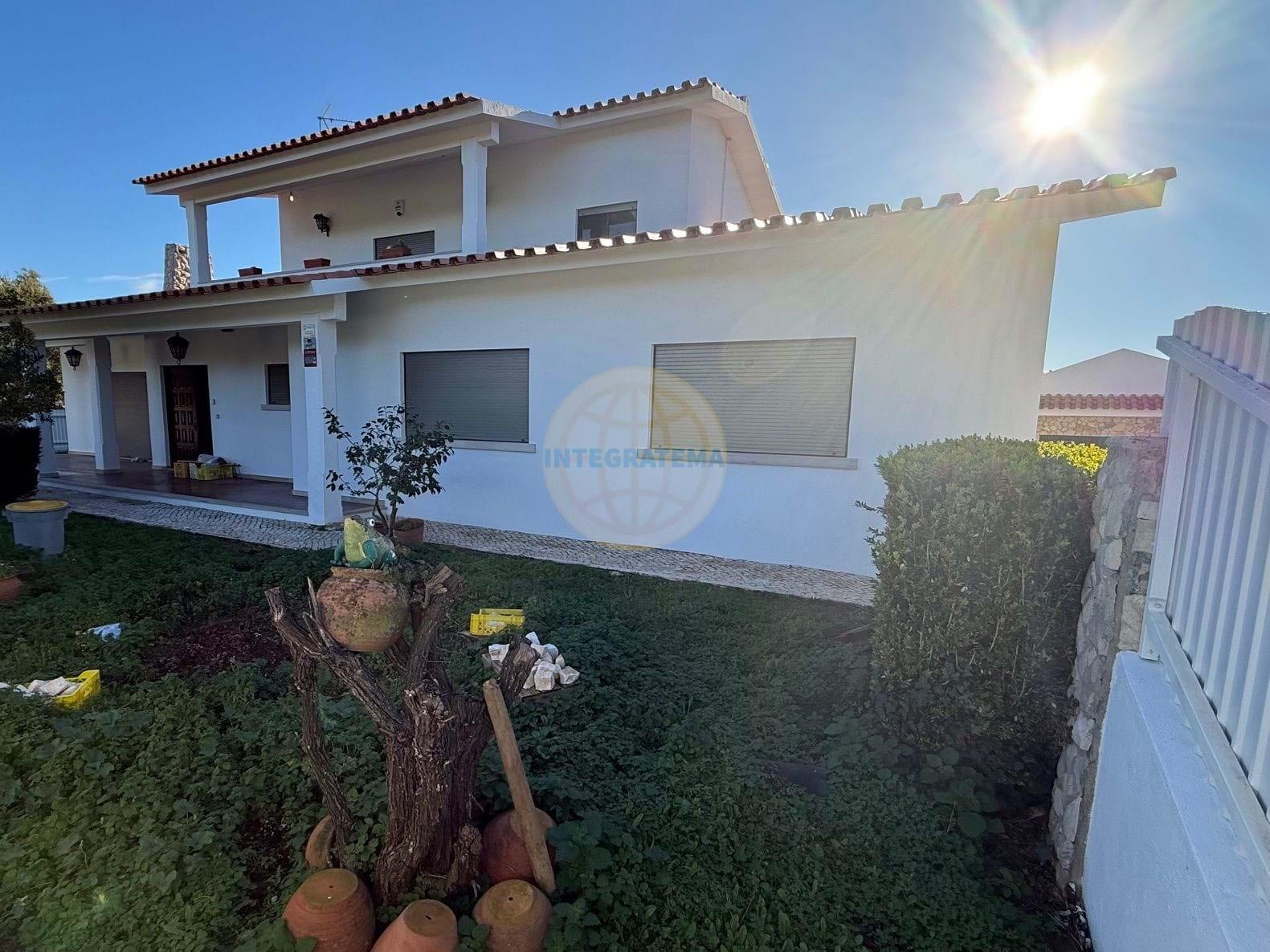 Moradia individual com anexos, piscina, armazéns e terreno