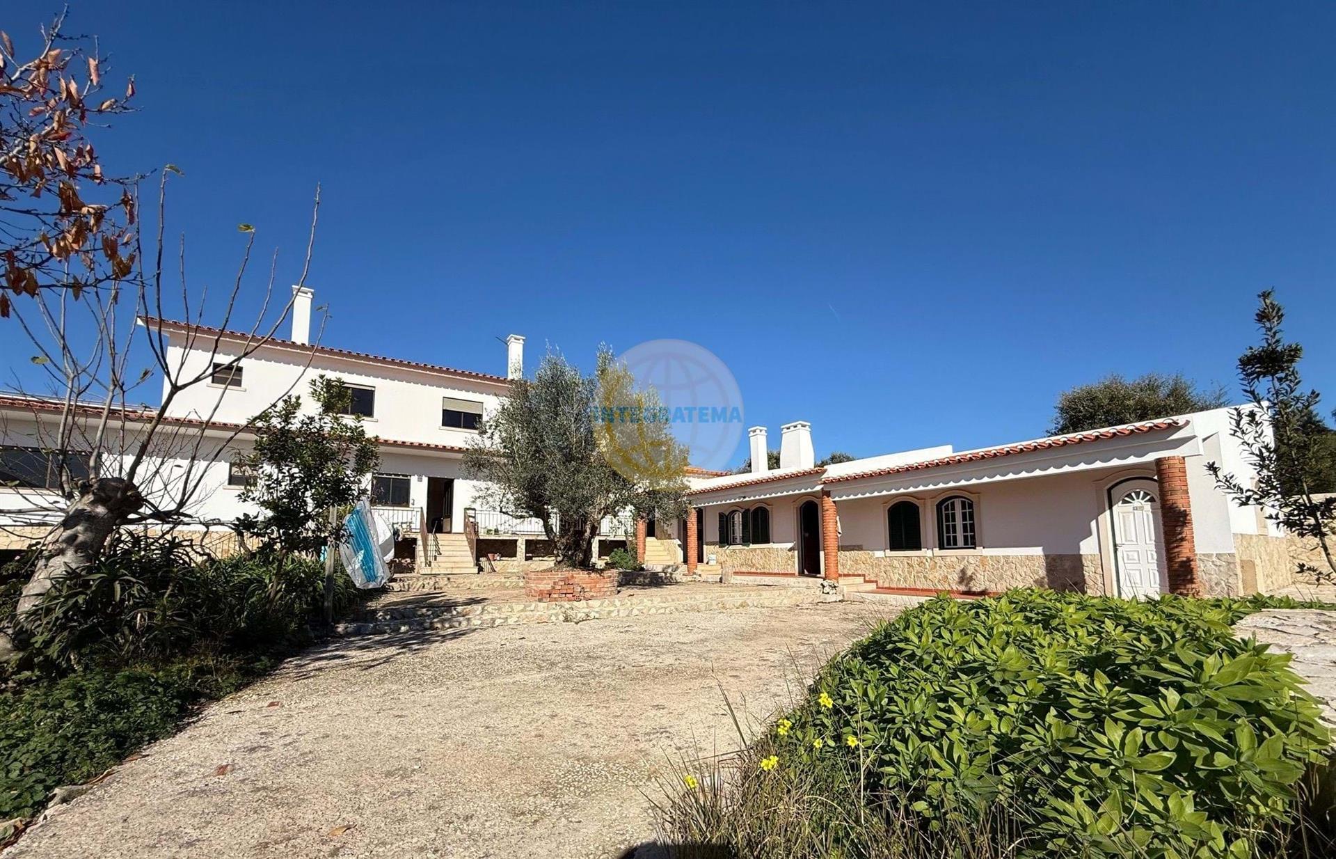 Moradia individual com anexos, piscina, armazéns e terreno
