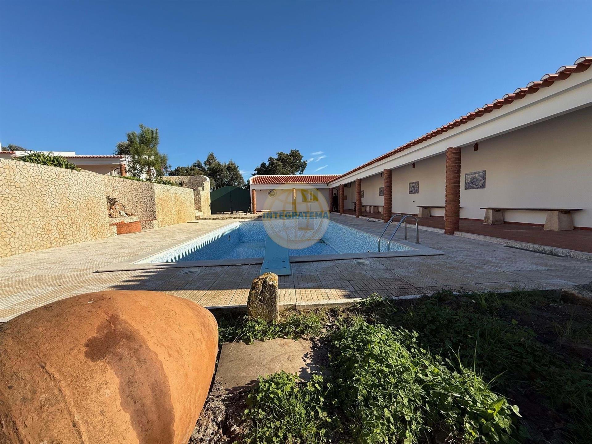 Moradia individual com anexos, piscina, armazéns e terreno